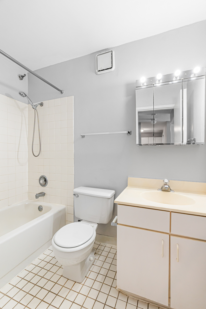 33 W Delaware Place Unit: 14F