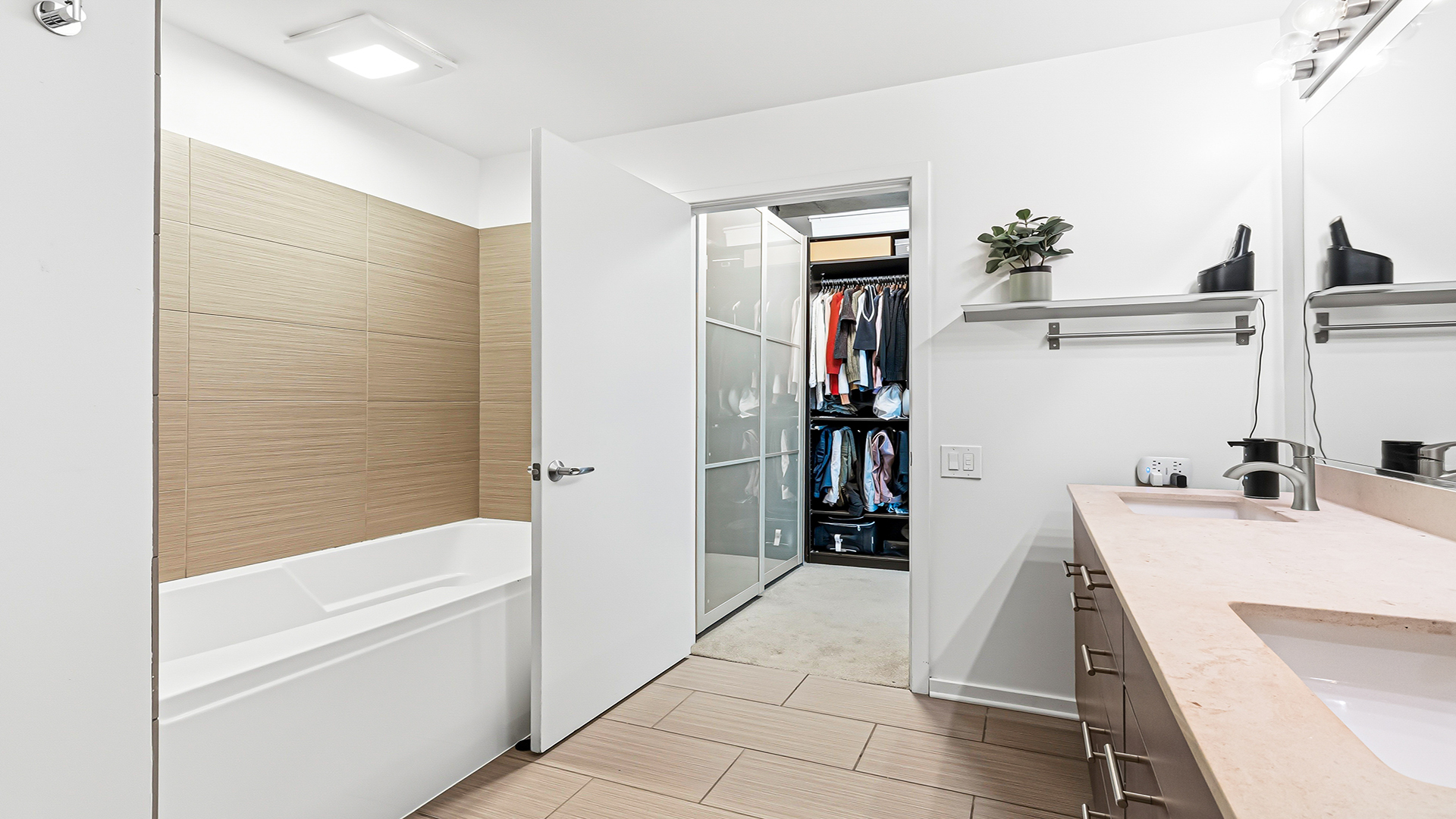 659 W Randolph Street Unit: 1016