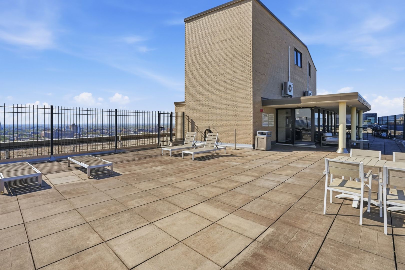 2930 N Sheridan Road Unit: 306