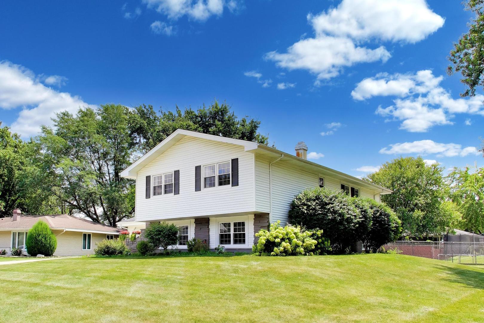 23W235 Westchester Court