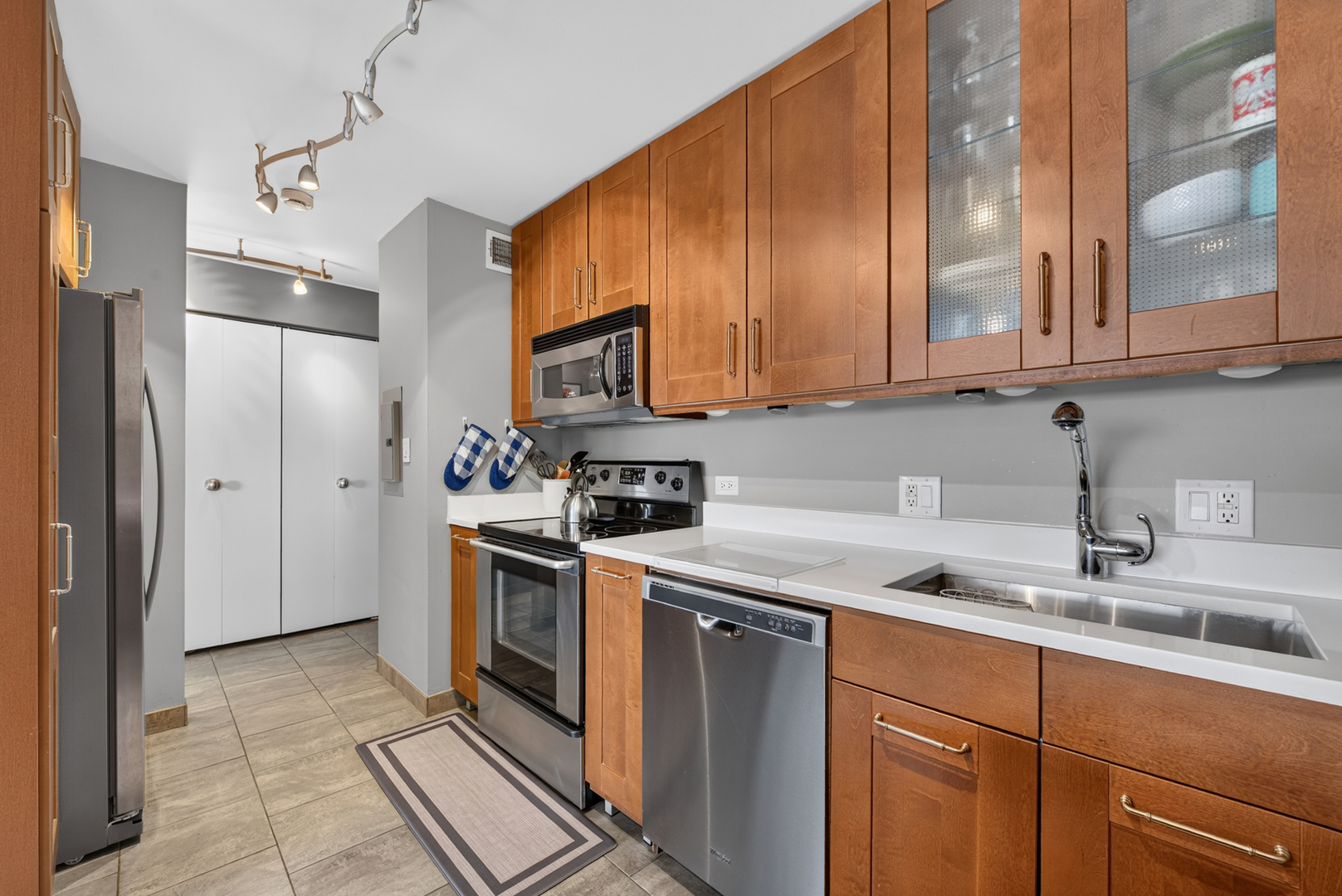 3930 N PINE GROVE Avenue Unit: 1710