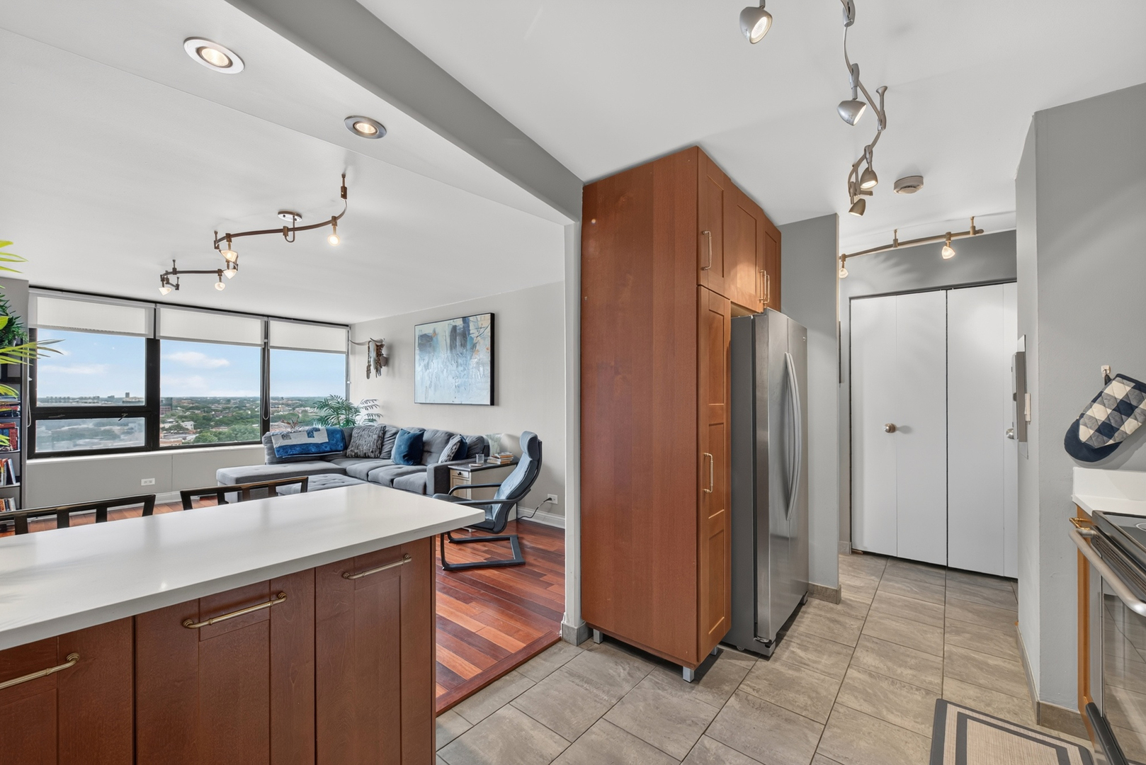 3930 N PINE GROVE Avenue Unit: 1710