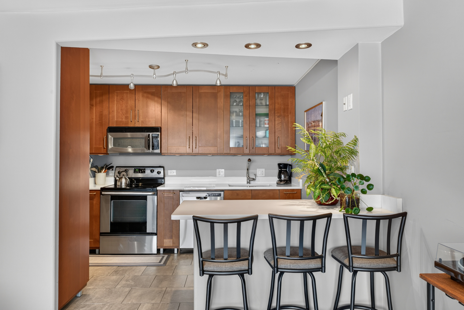 3930 N PINE GROVE Avenue Unit: 1710