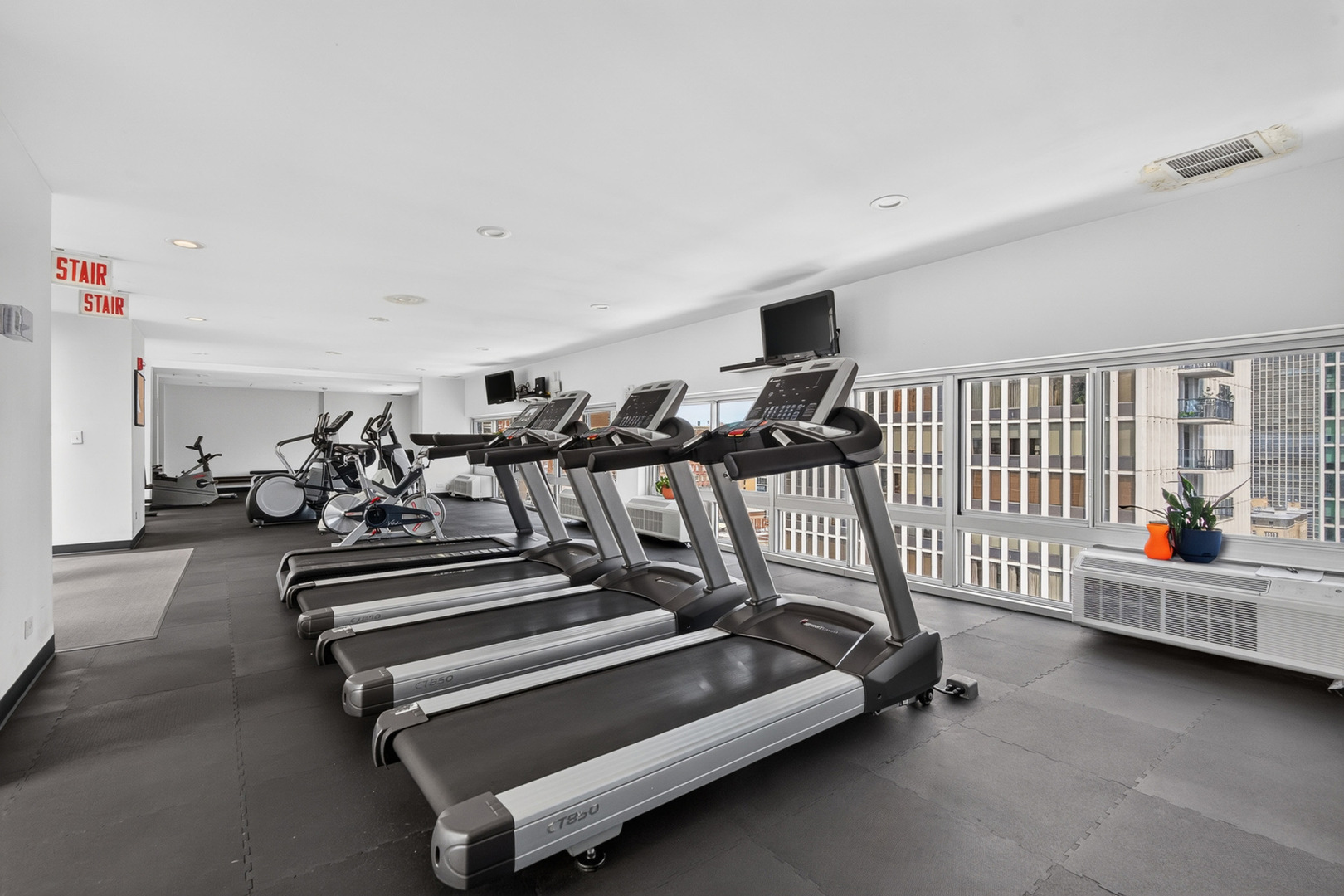 1221 N Dearborn Street Unit: 812N