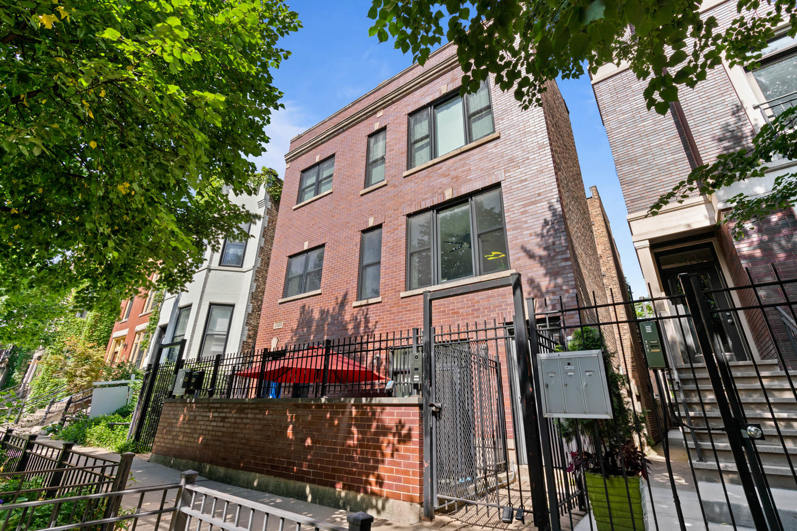 1525 N Claremont Avenue Unit: 1A