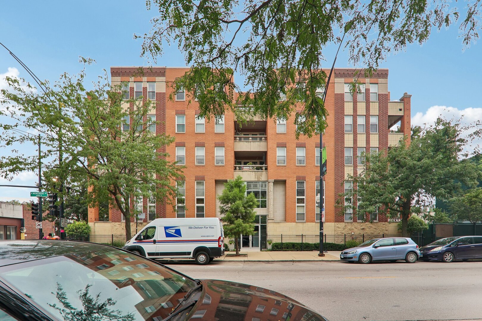 3550 W Montrose Avenue Unit: 506