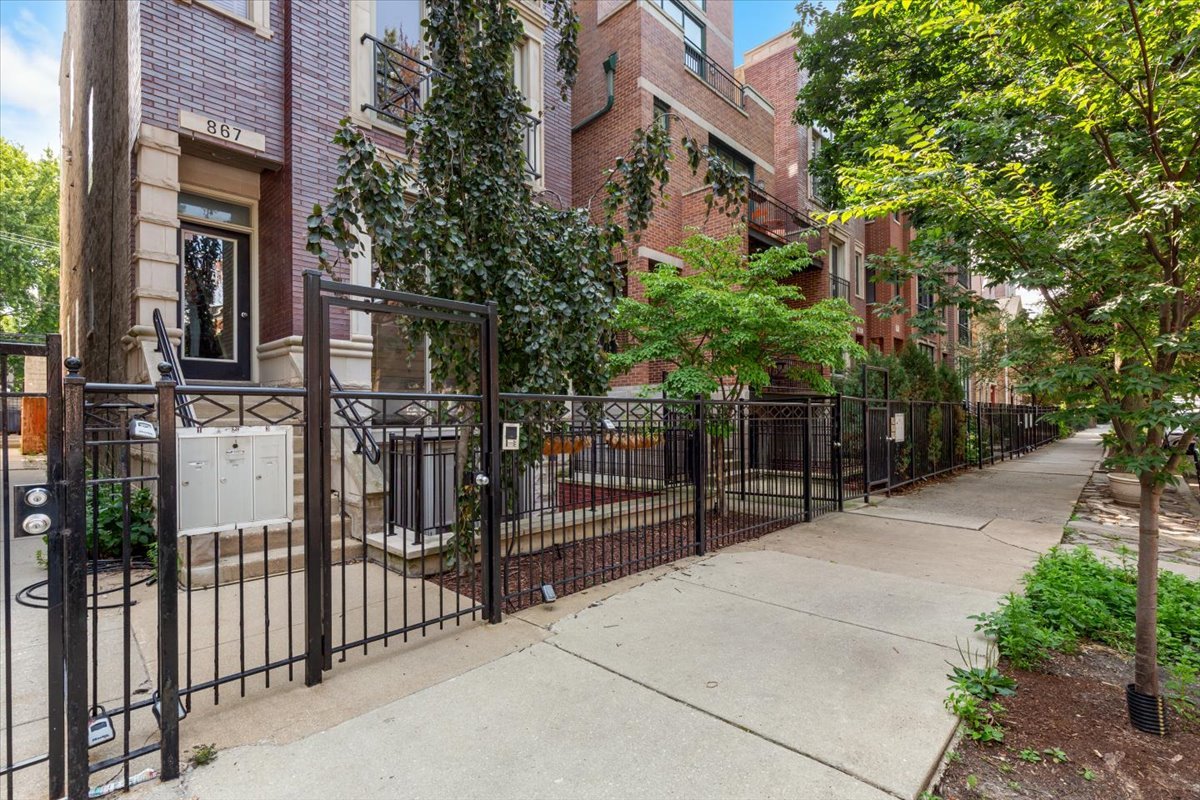 867 N Hermitage Street Unit: 3