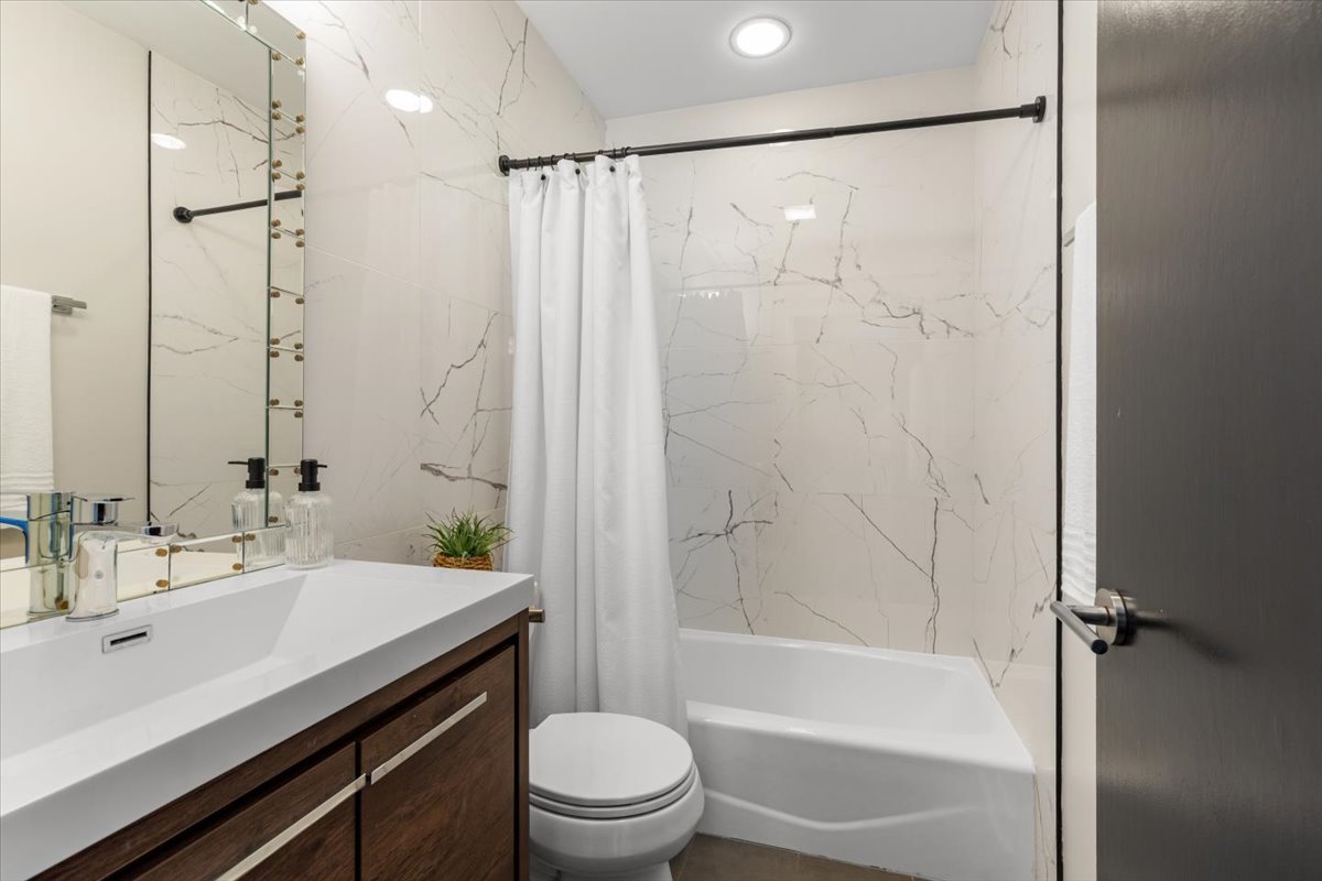 867 N Hermitage Street Unit: 3