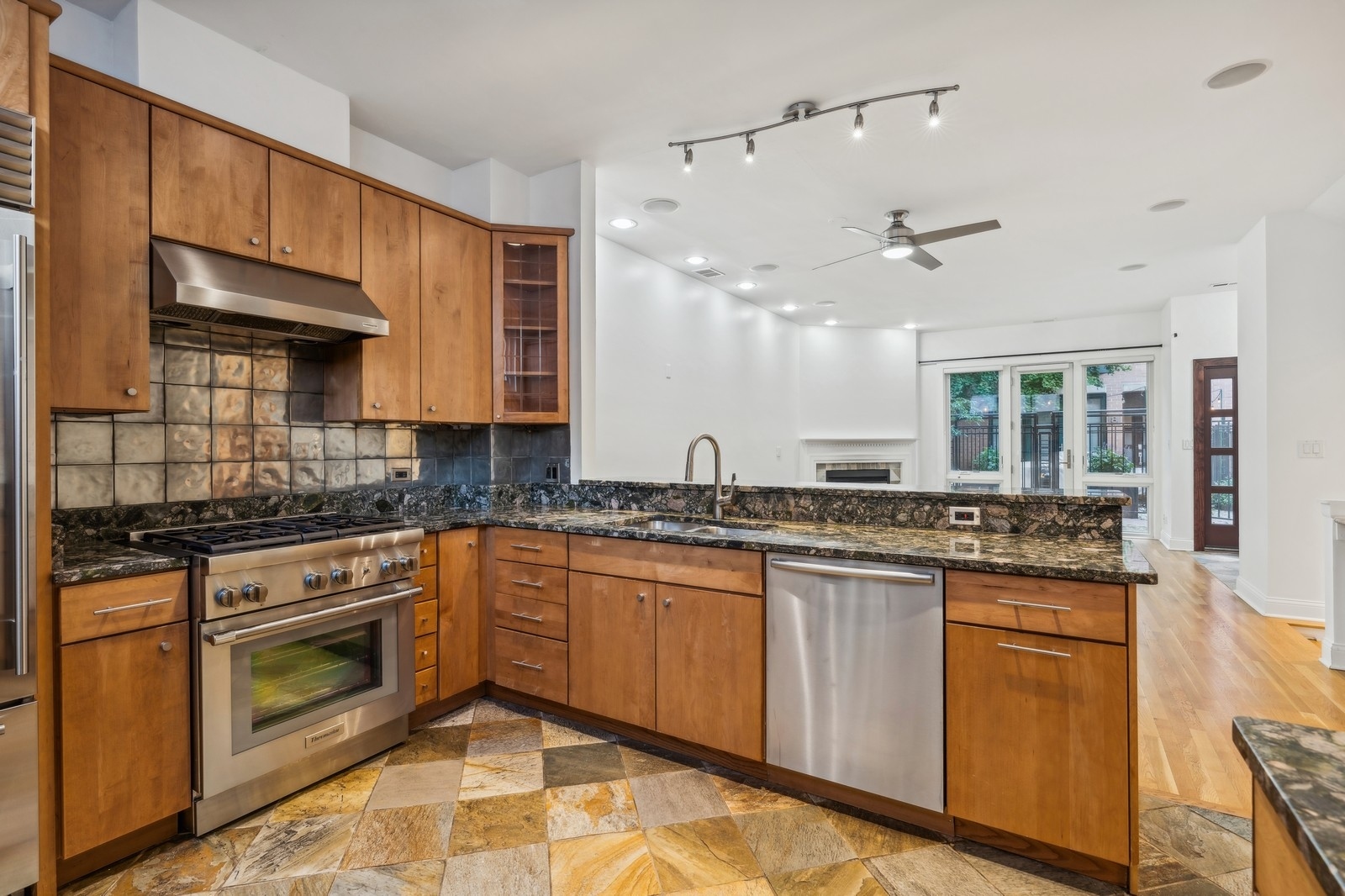 2910 N Commonwealth Avenue Unit: 3