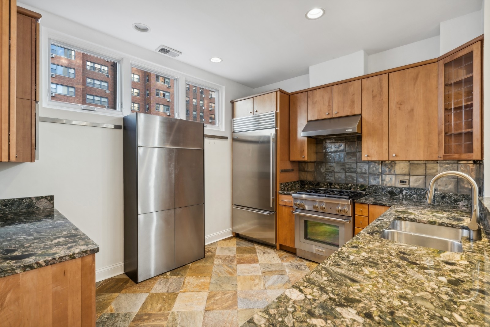 2910 N Commonwealth Avenue Unit: 3