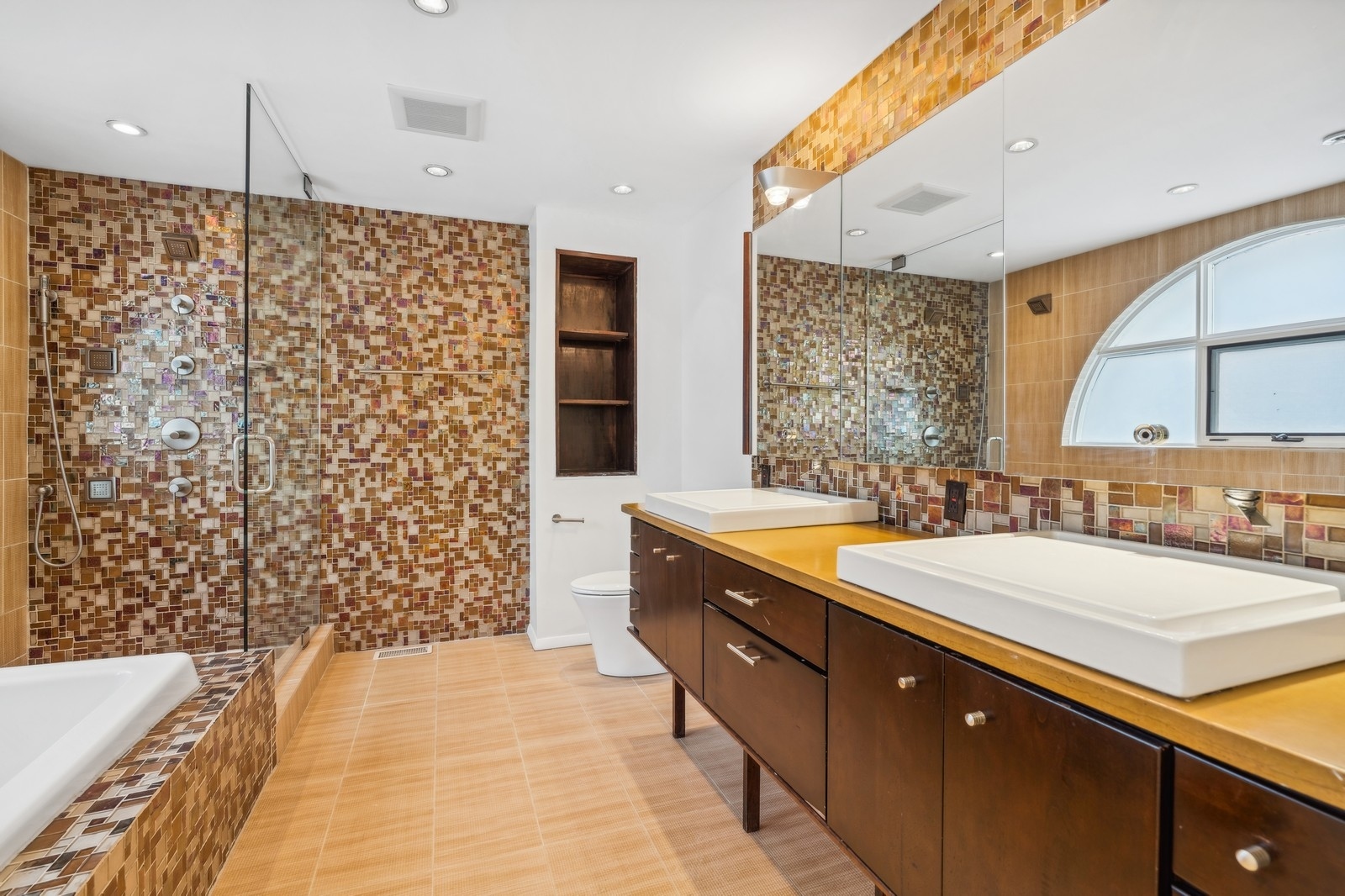 2910 N Commonwealth Avenue Unit: 3