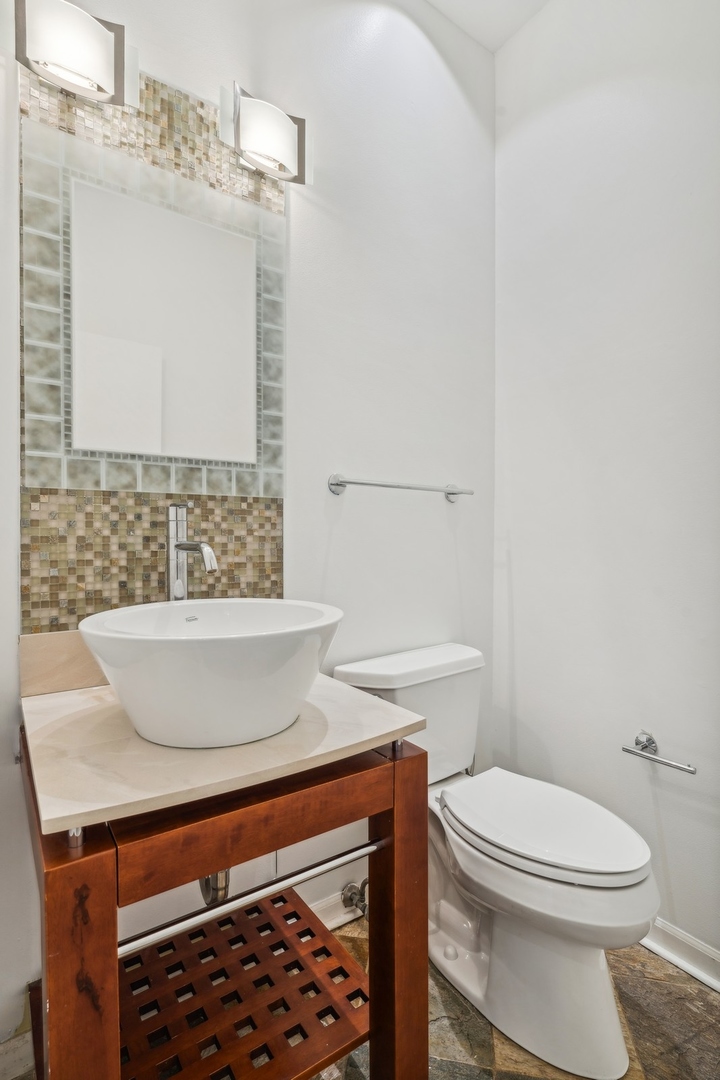 2910 N Commonwealth Avenue Unit: 3