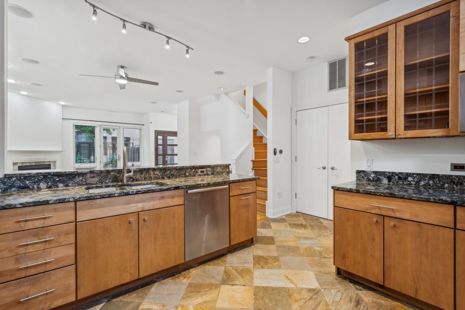 2910 N Commonwealth Avenue Unit: 3