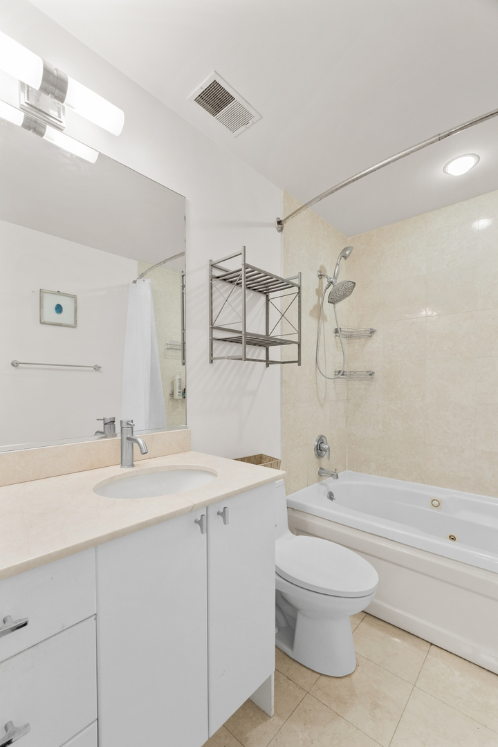 520 N Halsted Street Unit: 305