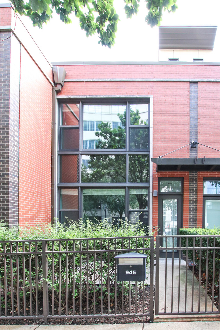 945 N Kingsbury Street Unit: 119