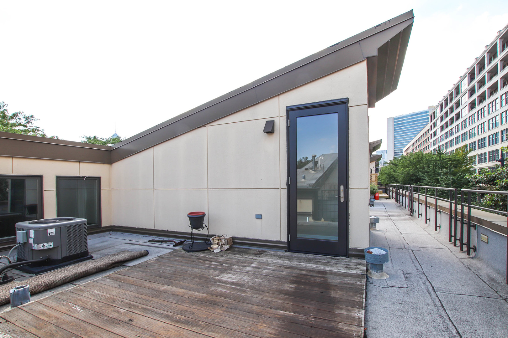 945 N Kingsbury Street Unit: 119