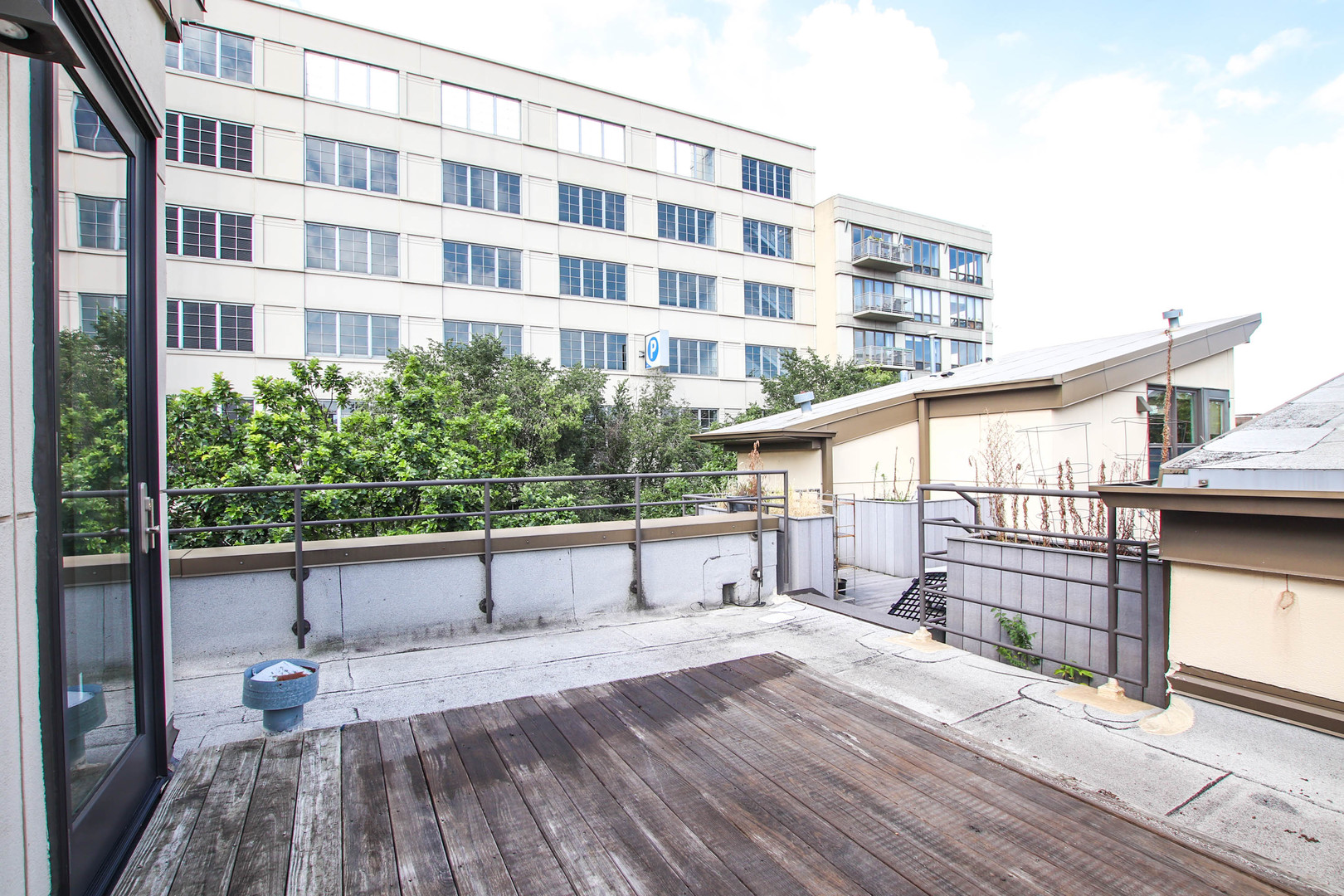 945 N Kingsbury Street Unit: 119