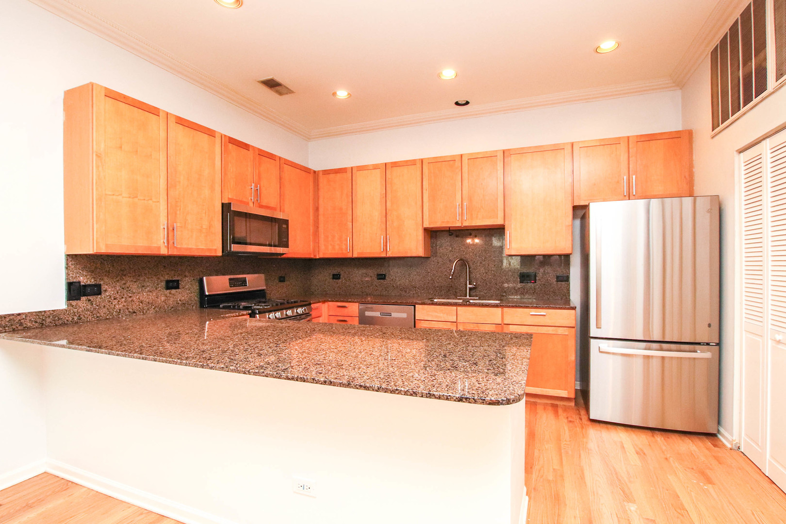 945 N Kingsbury Street Unit: 119