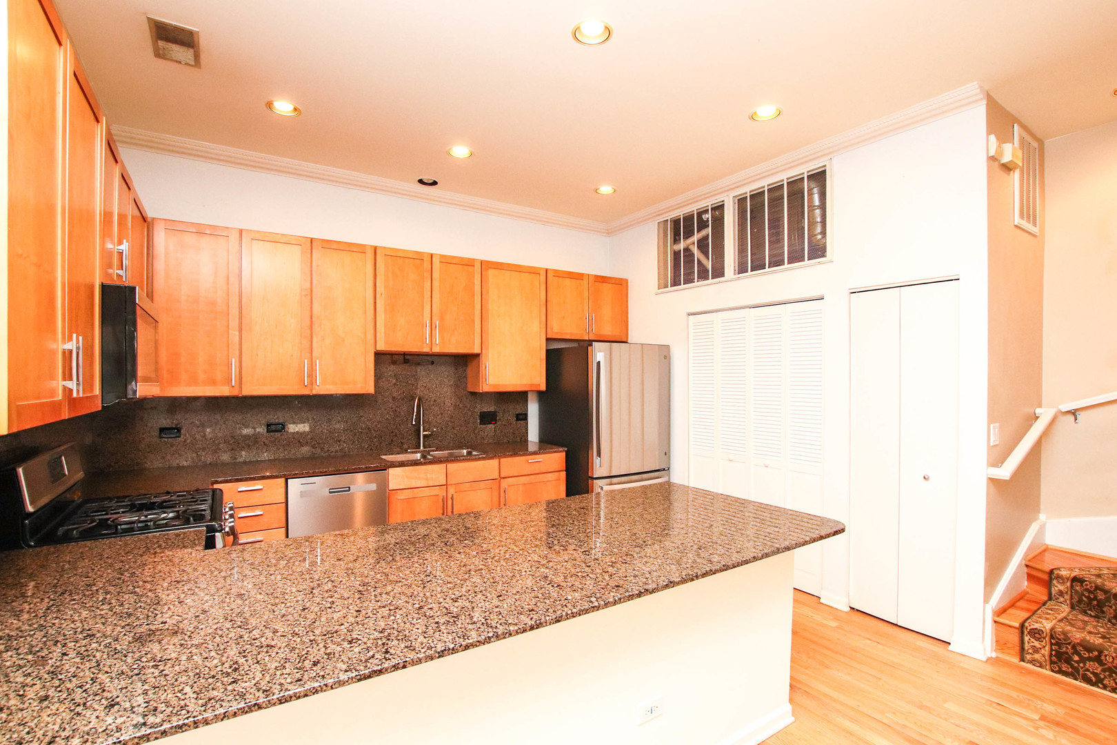 945 N Kingsbury Street Unit: 119