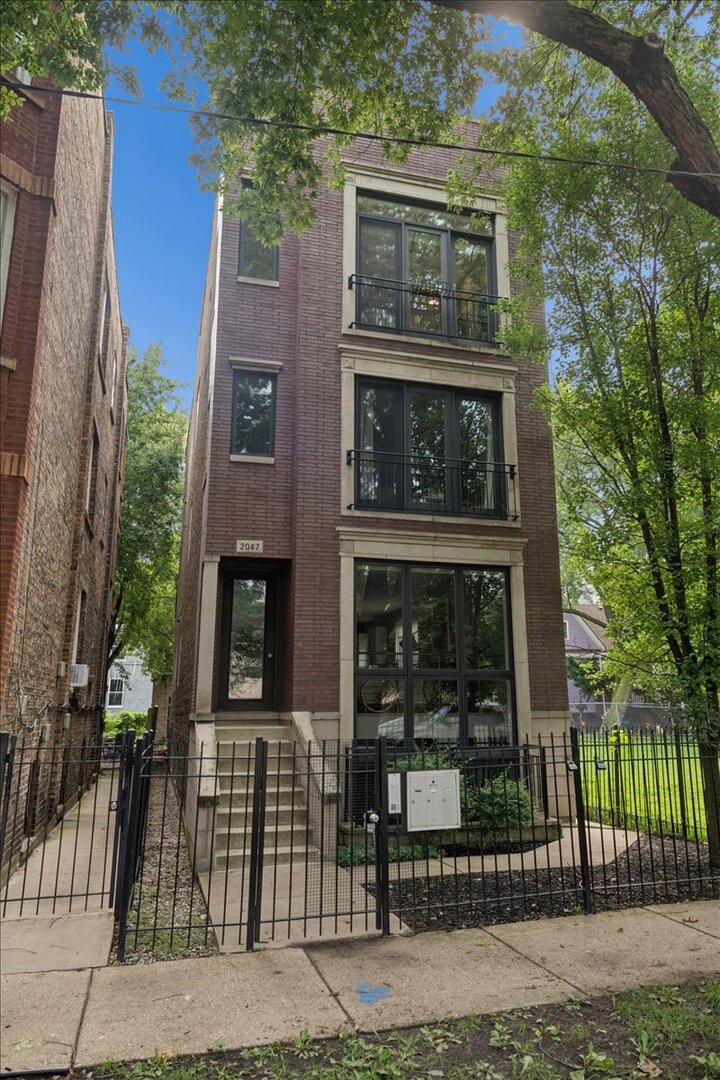 2047 N Mozart Street Unit: 3