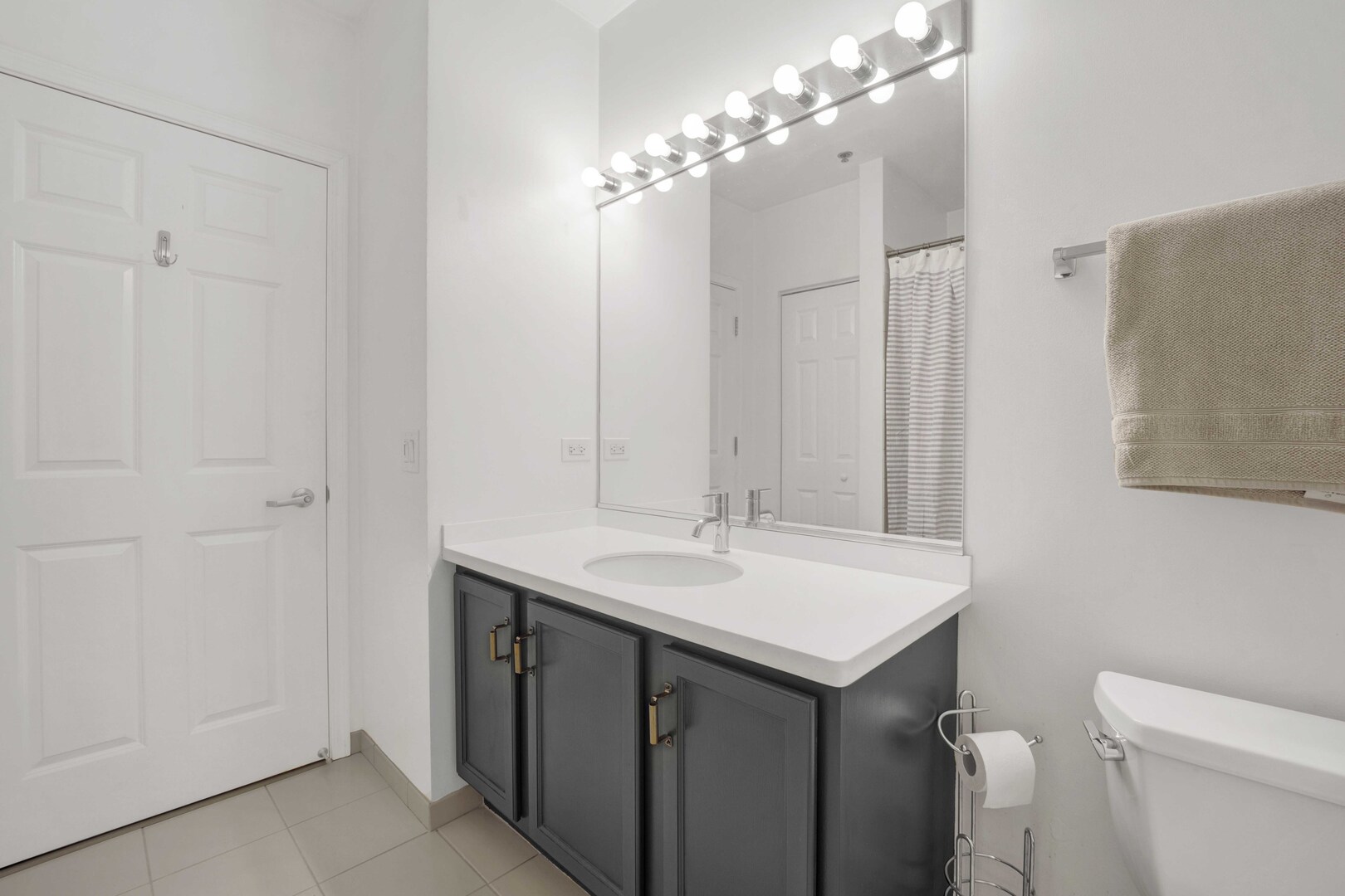 8 W Monroe Street Unit: 2001