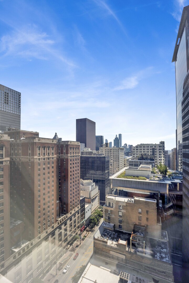 8 W Monroe Street Unit: 2001