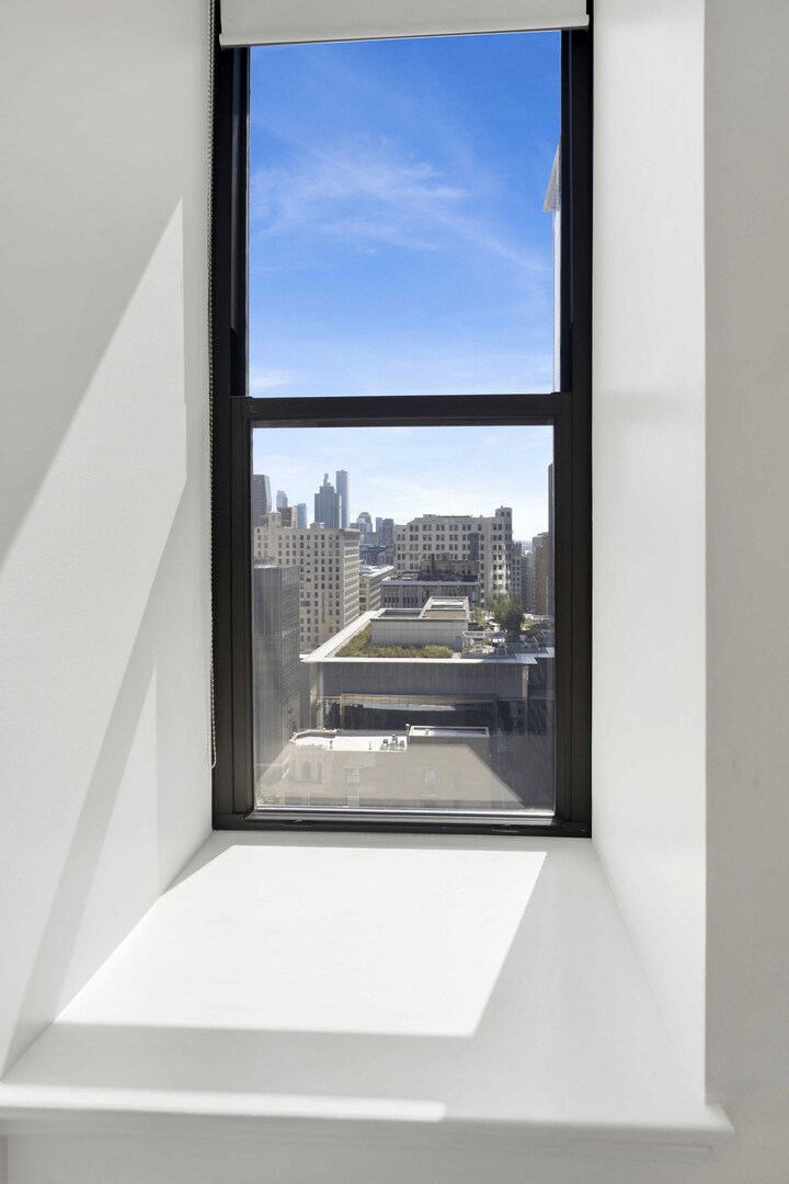 8 W Monroe Street Unit: 2001