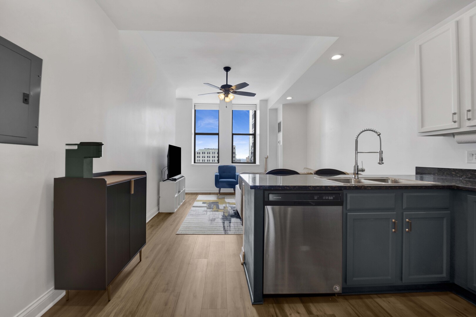 8 W Monroe Street Unit: 2001