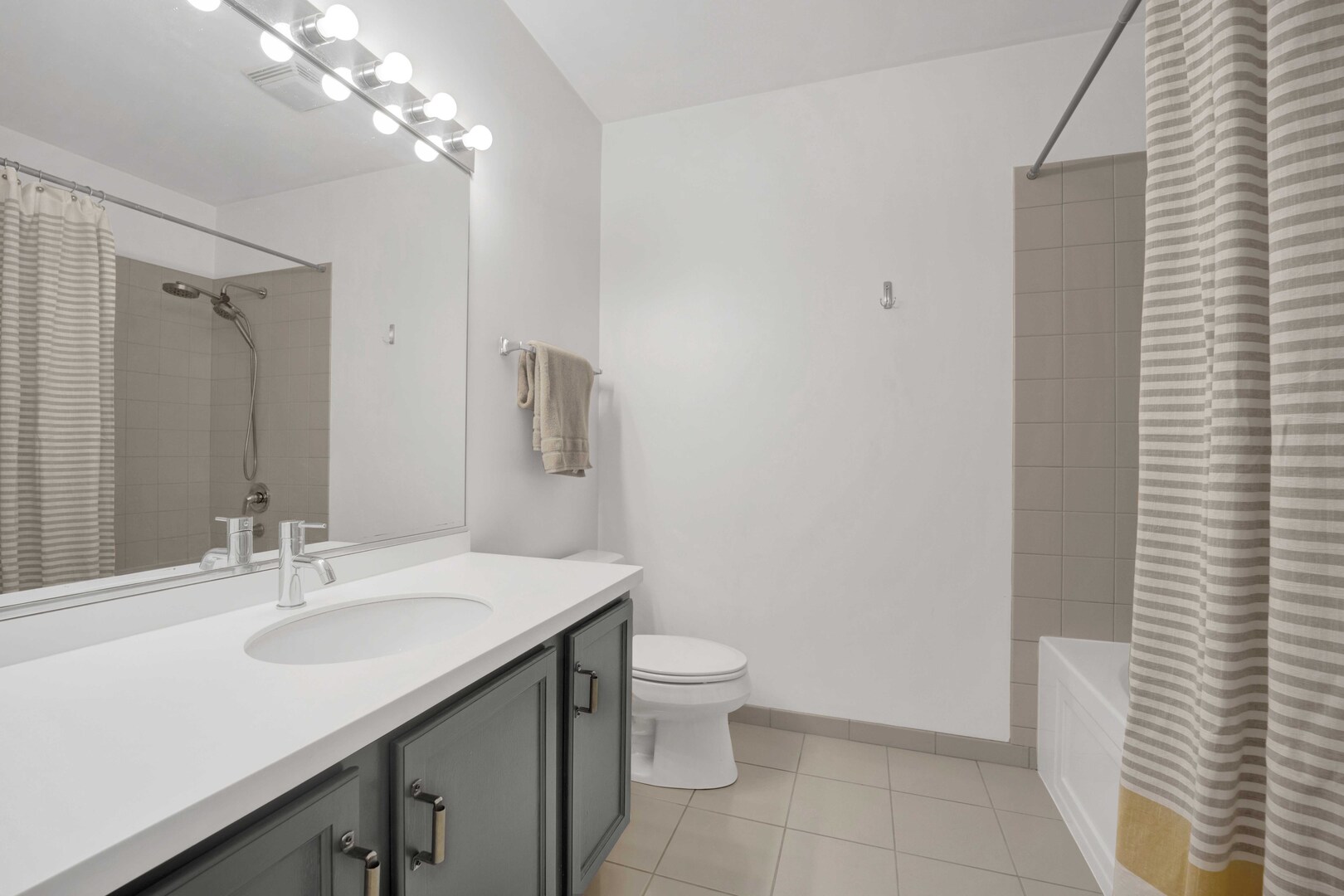 8 W Monroe Street Unit: 2001