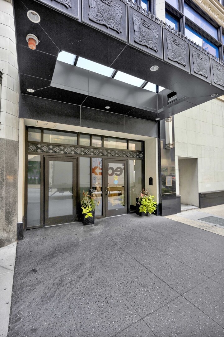8 W Monroe Street Unit: 2001