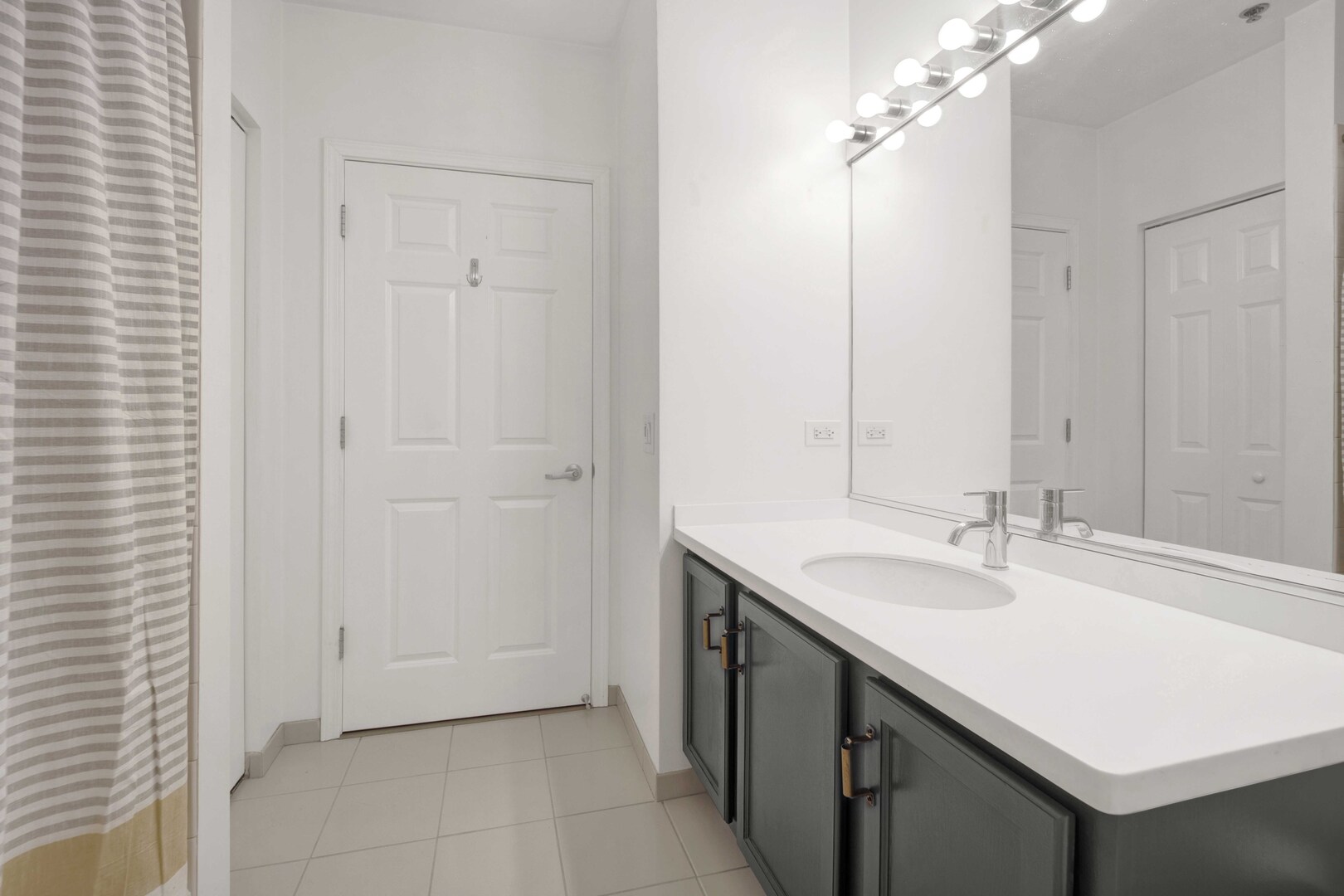 8 W Monroe Street Unit: 2001