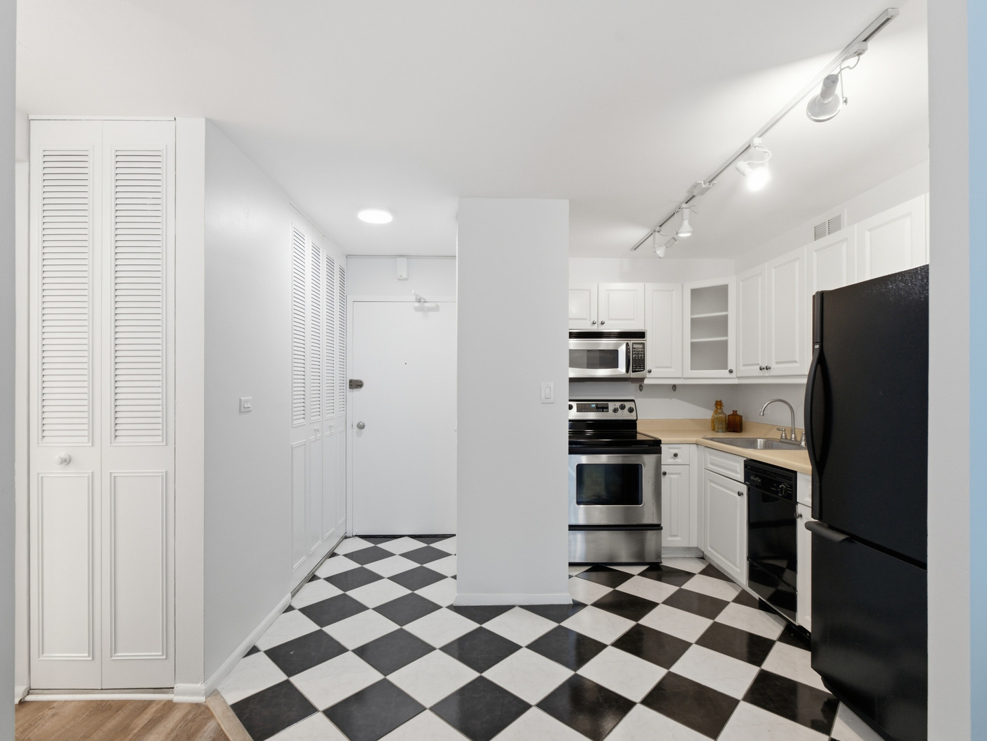 4250 N Marine Drive Unit: 1123