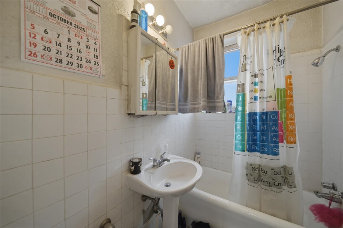3449 N Elaine Place Unit: 406