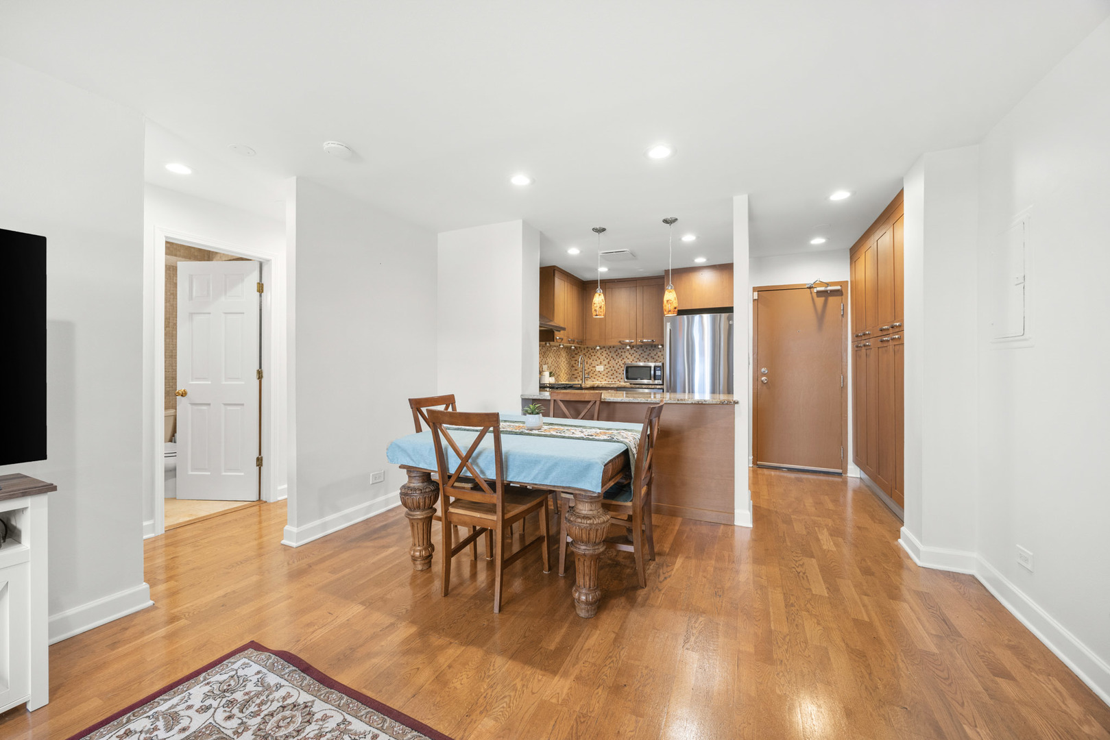 3900 N Pine Grove Avenue Unit: 808