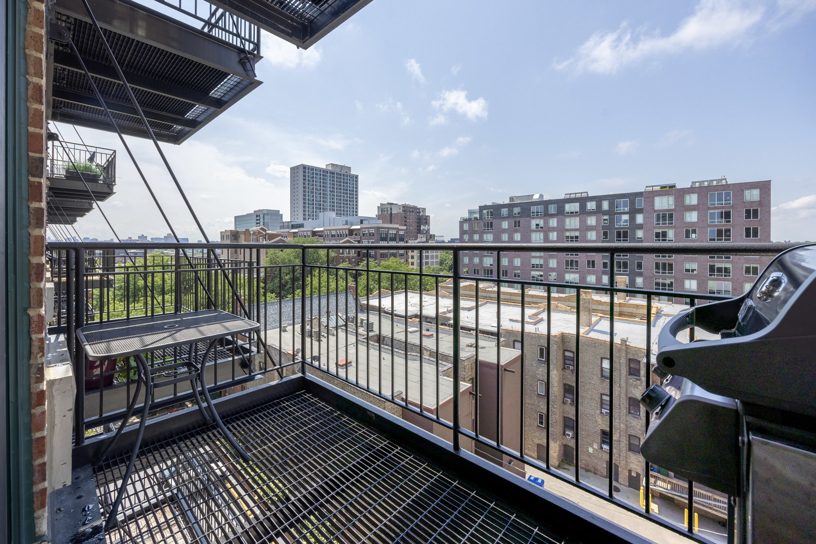 3900 N Pine Grove Avenue Unit: 808