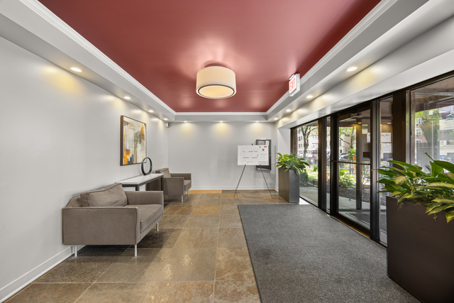 3900 N Pine Grove Avenue Unit: 808