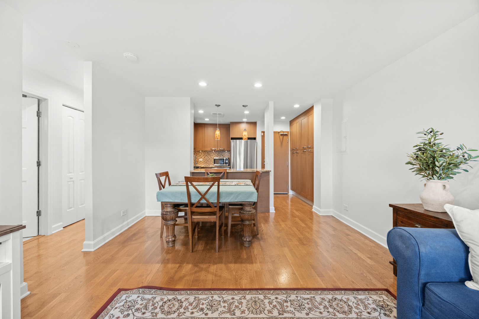 3900 N Pine Grove Avenue Unit: 808