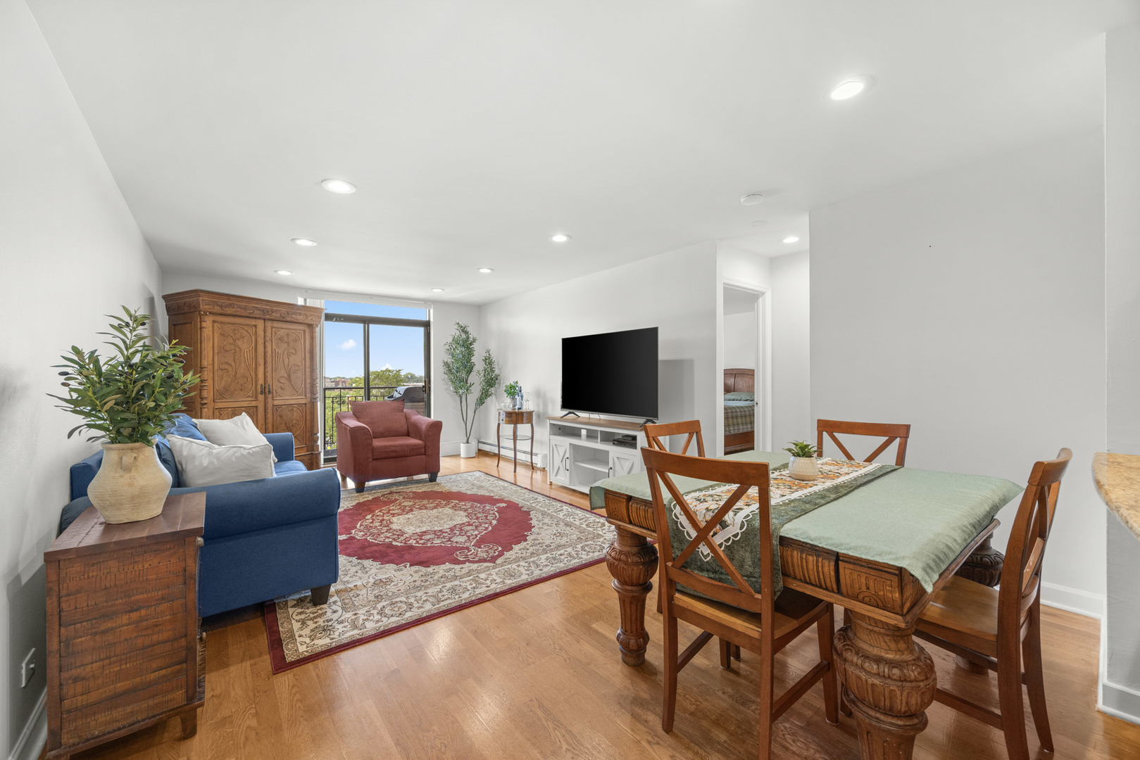 3900 N Pine Grove Avenue Unit: 808