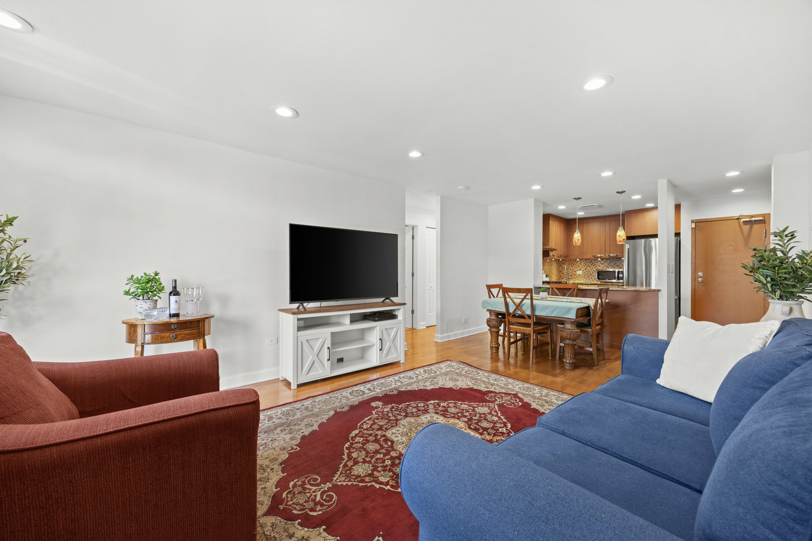 3900 N Pine Grove Avenue Unit: 808