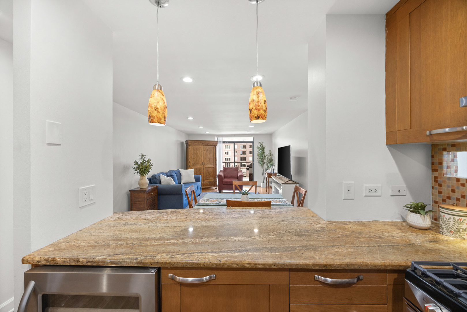 3900 N Pine Grove Avenue Unit: 808