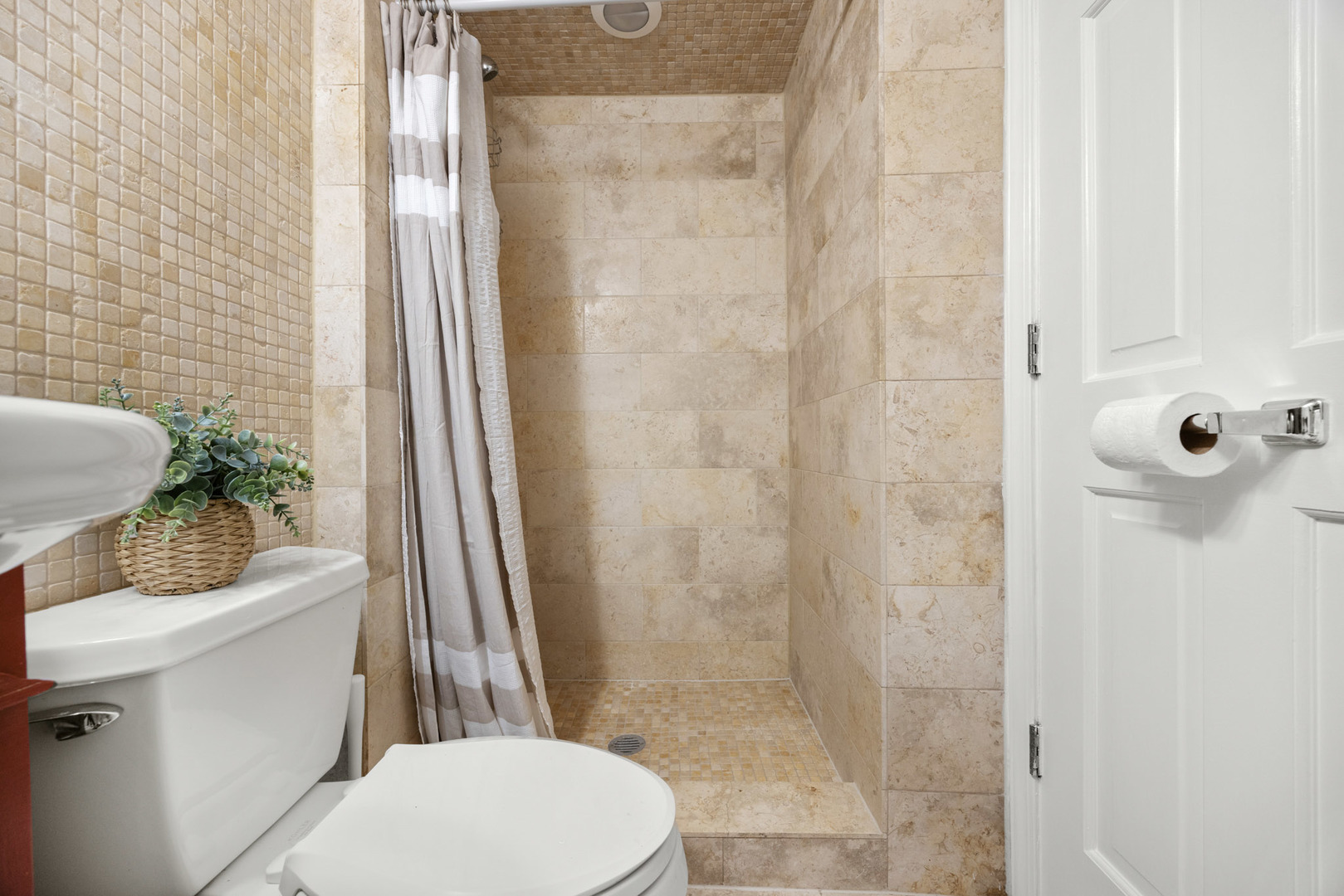 3900 N Pine Grove Avenue Unit: 808