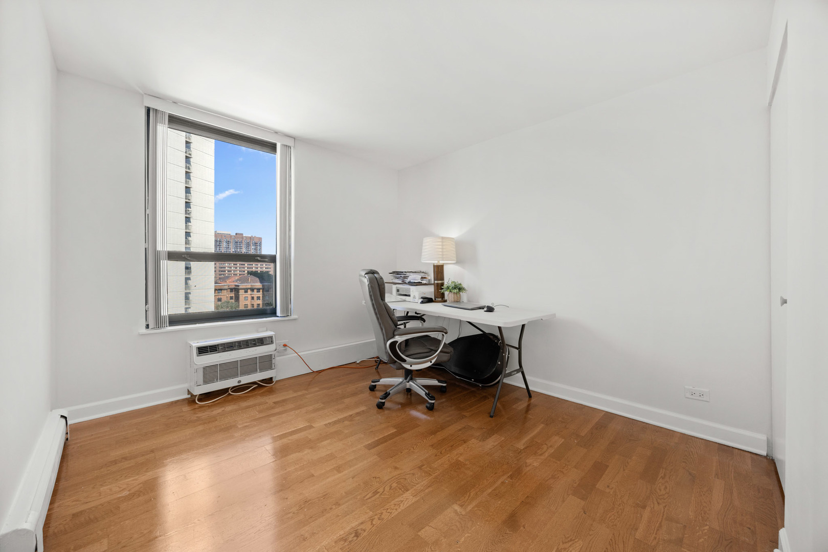 3900 N Pine Grove Avenue Unit: 808