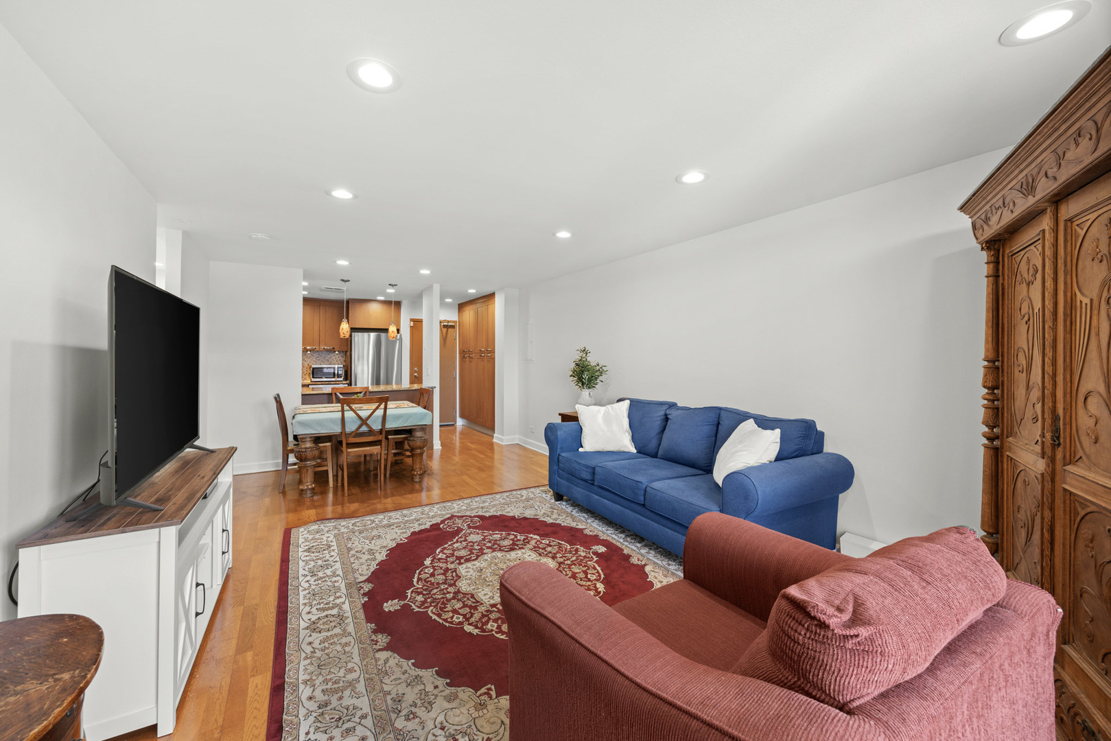 3900 N Pine Grove Avenue Unit: 808