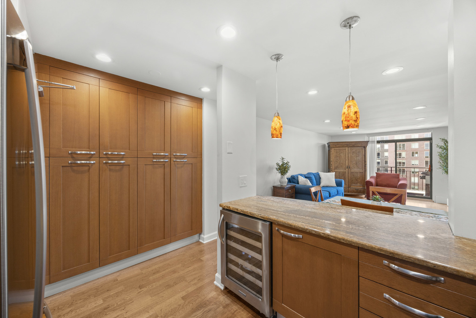 3900 N Pine Grove Avenue Unit: 808
