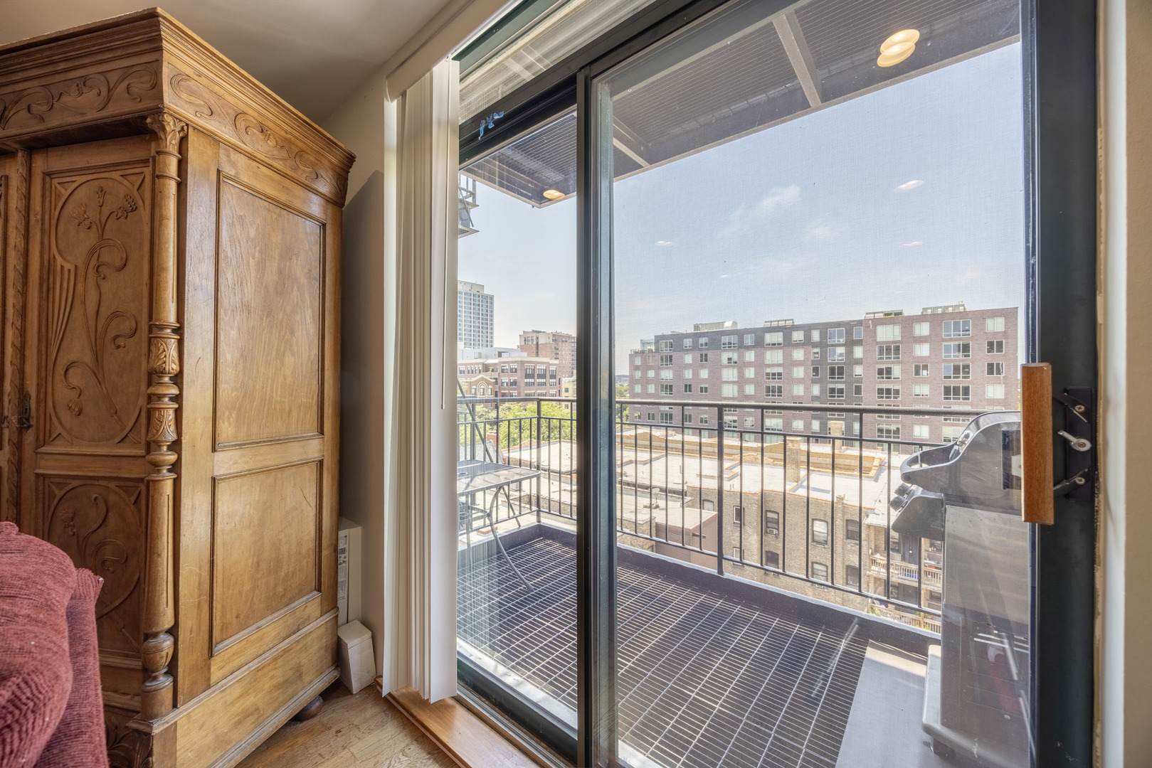 3900 N Pine Grove Avenue Unit: 808