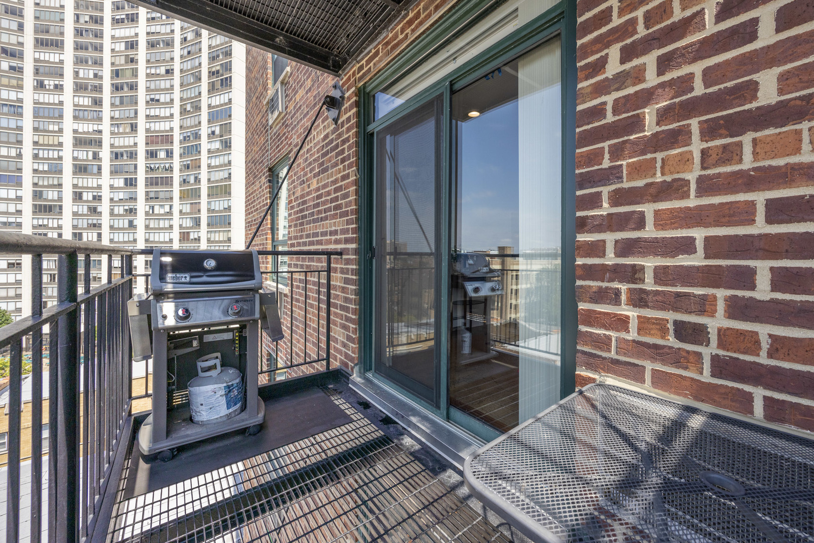 3900 N Pine Grove Avenue Unit: 808