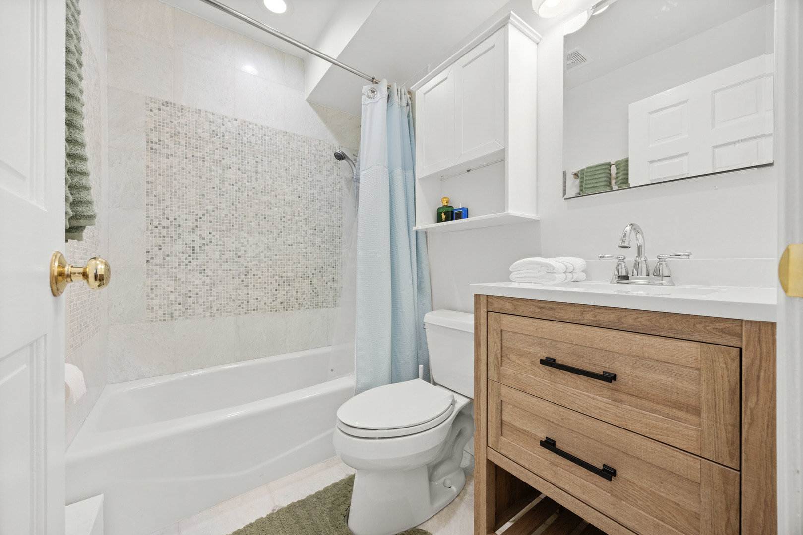 3900 N Pine Grove Avenue Unit: 808
