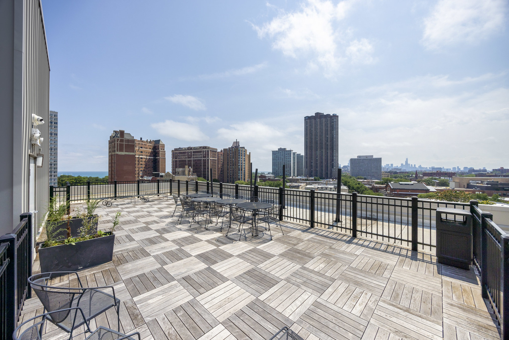 3900 N Pine Grove Avenue Unit: 808