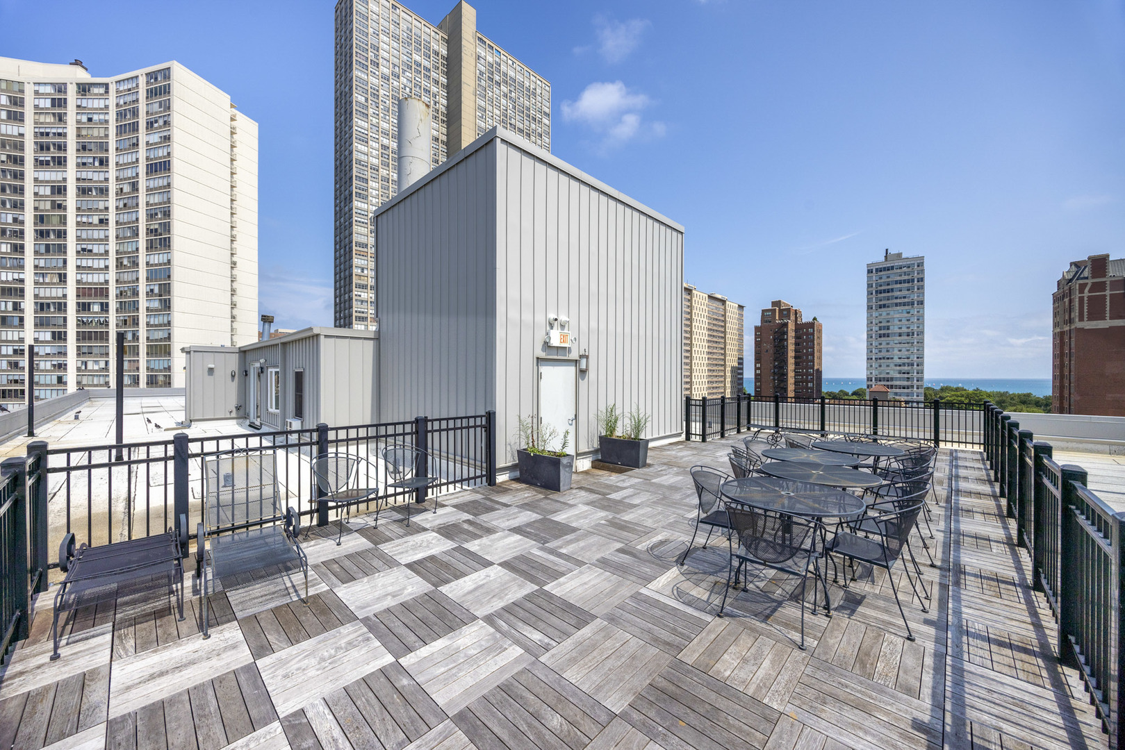 3900 N Pine Grove Avenue Unit: 808