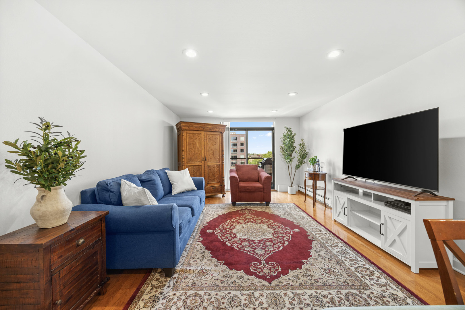 3900 N Pine Grove Avenue Unit: 808